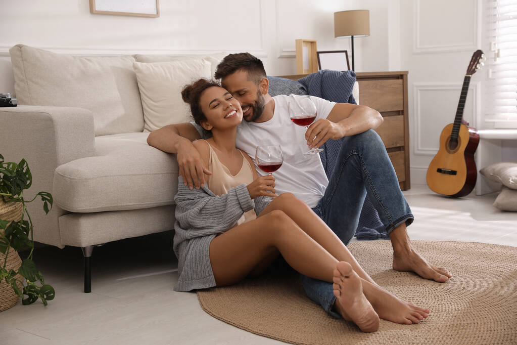Ihana pari lasilliset viiniä nauttia aikaa yhdessä kotona - Valokuva, kuva