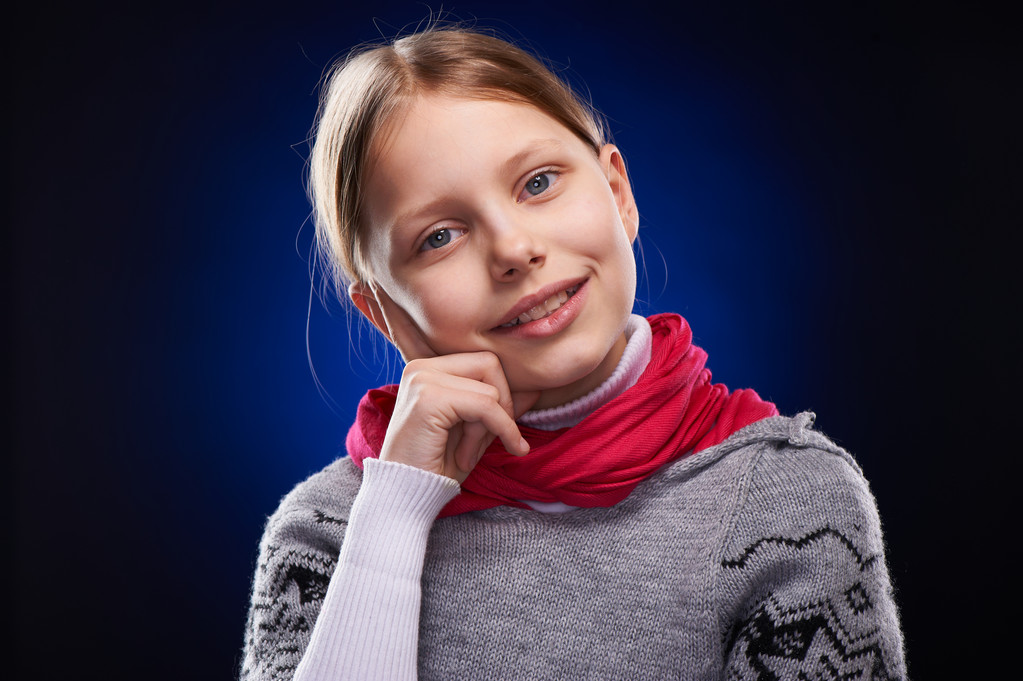 χαριτωμένο κοριτσάκι με κασκόλ - Φωτογραφία, εικόνα