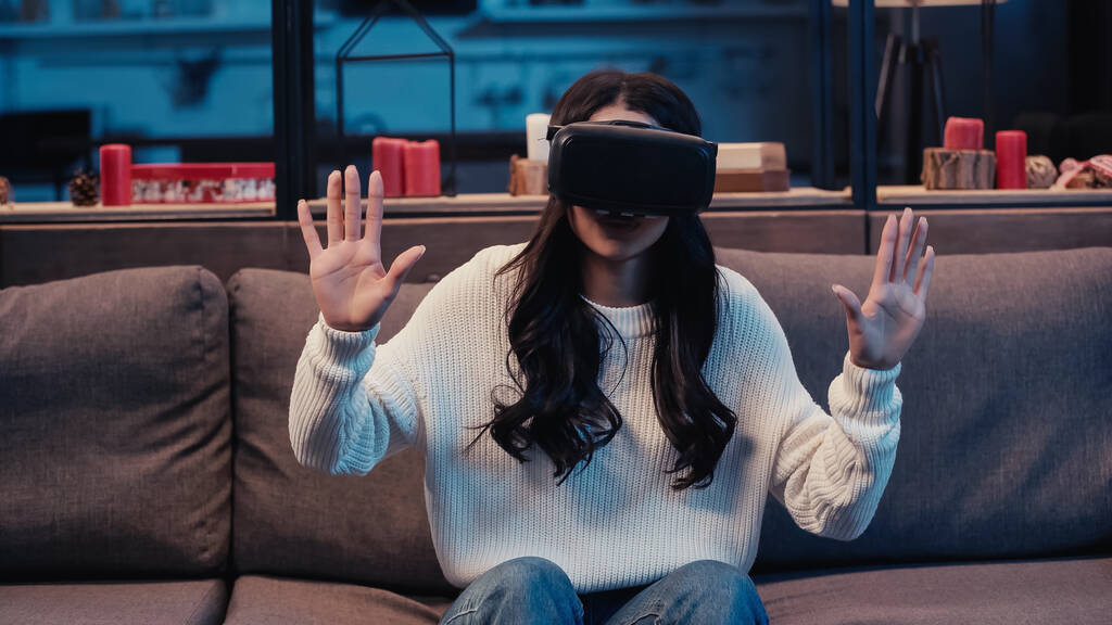 mujer afroamericana en casco de realidad virtual gestos en casa - Foto, Imagen
