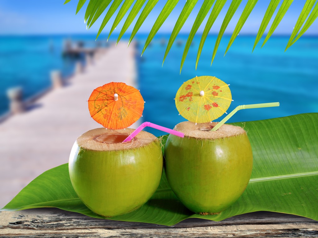 Cocos cócteles de paja en muelle marino tropical caribeño
 - Foto, Imagen