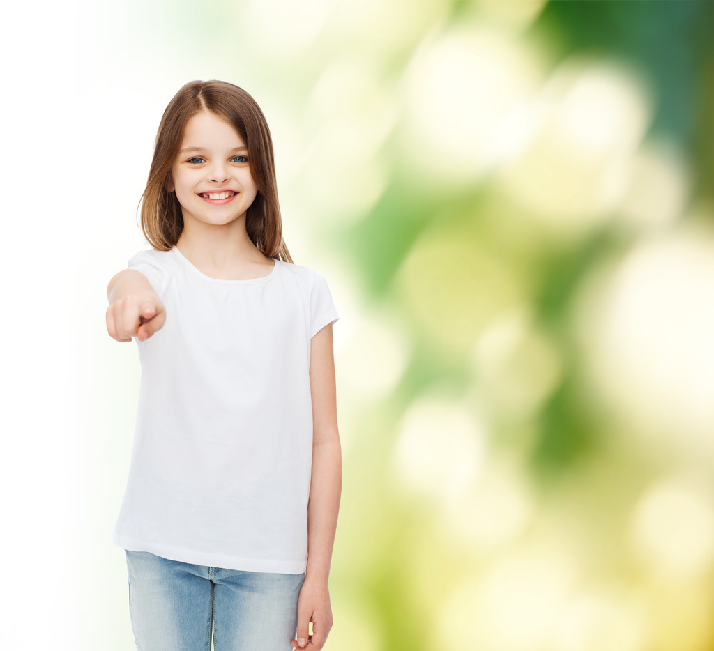 Glimlachend klein meisje in wit blanco t-shirt - Foto, afbeelding
