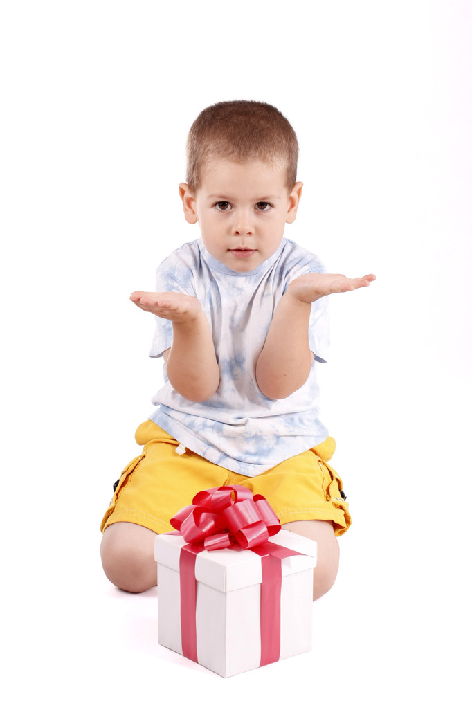 Niño pequeño y regalo
 - Foto, Imagen