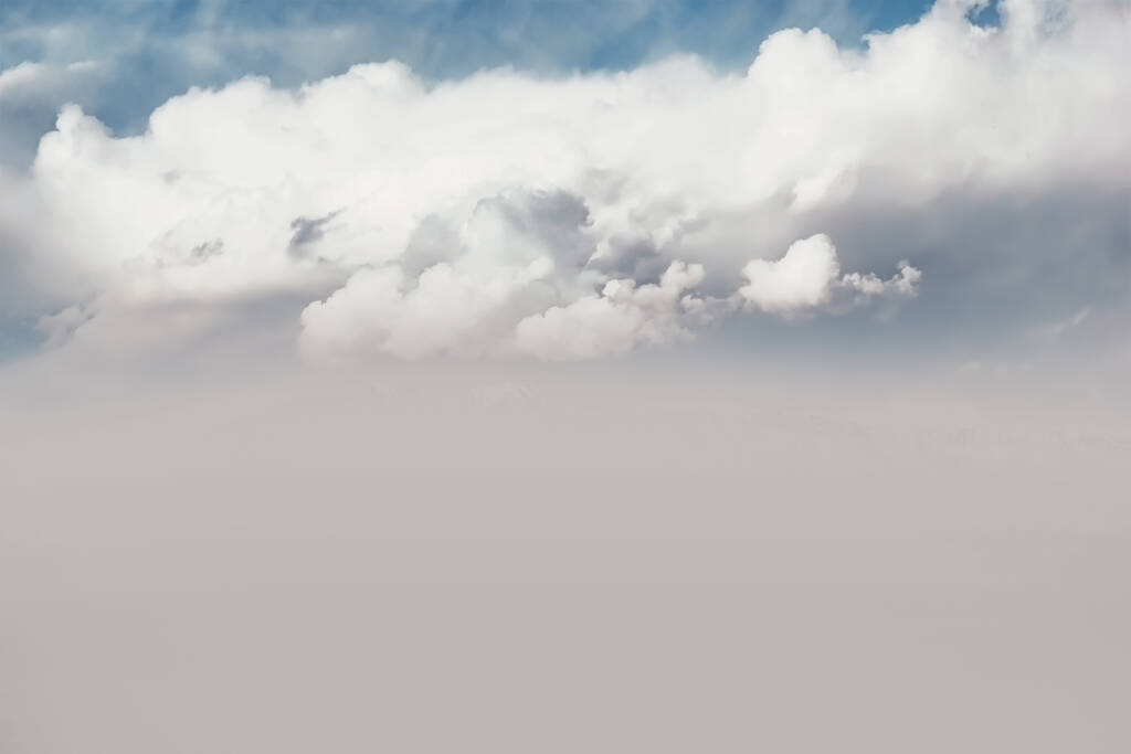 Een blauwe bewolkte lucht in het daglicht - perfect voor wallpapers - Foto, afbeelding