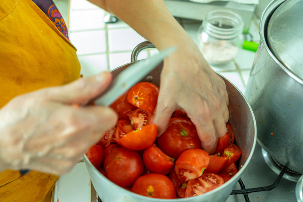 Een blik op tomaten in de pan wordt bereid voor verse biologische saus - Foto, afbeelding