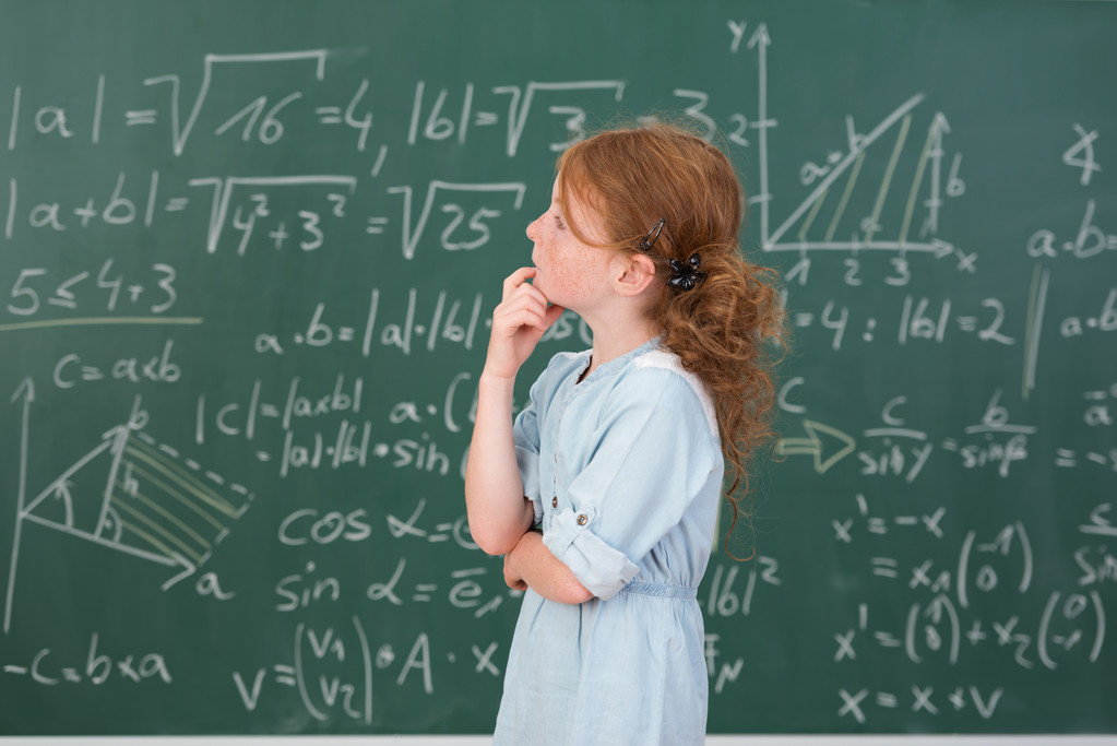 Chica en clase de matemáticas
 - Foto, Imagen