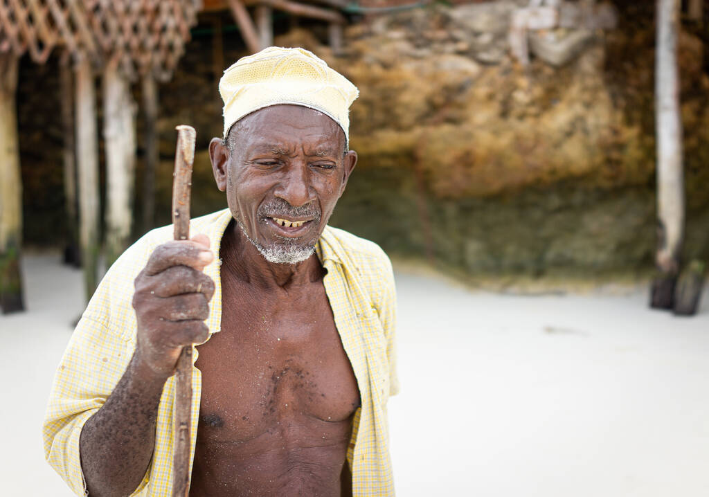 Yaşlı Afrikalı çoban kumsalda yürüyor - Fotoğraf, Görsel