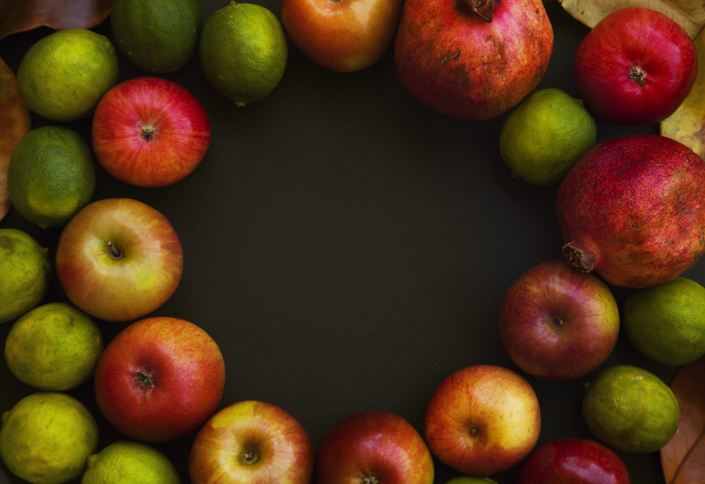 Rode appels, granaatappel en limoenen (lemmetjes) - Foto, afbeelding