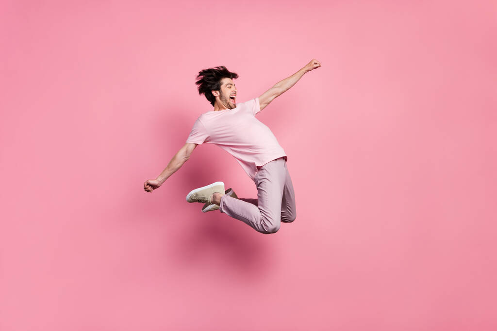 Täyspitkä kehon koko mies hyppää hullu ikionnellinen eristetty pastelli vaaleanpunainen väri tausta - Valokuva, kuva