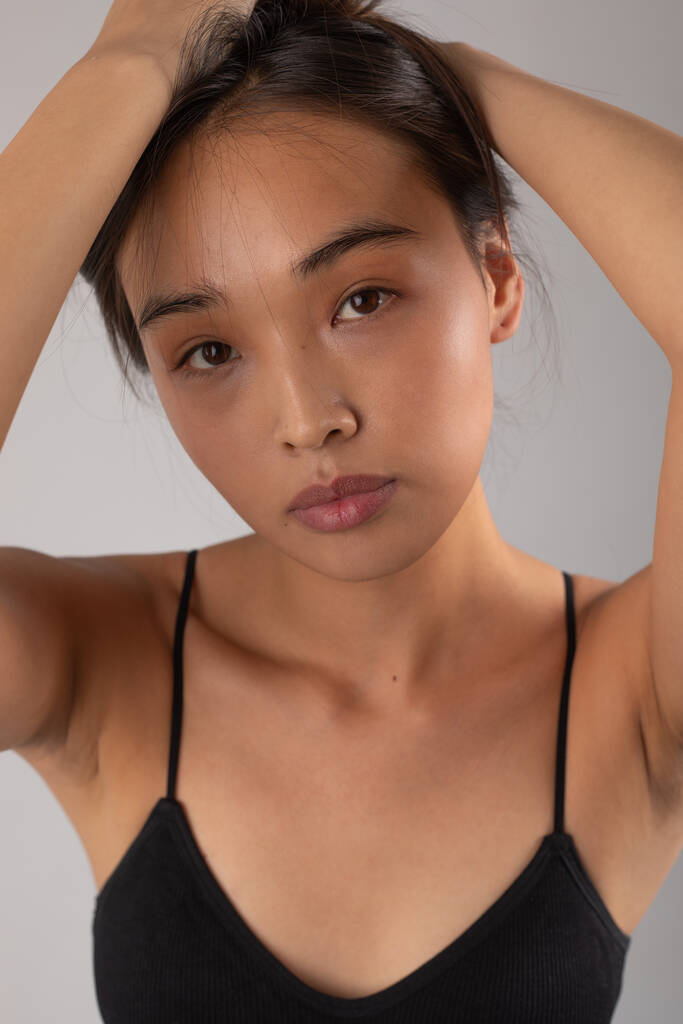 Çekici Asyalı genç bir kadının portresi. Model testleri. - Fotoğraf, Görsel