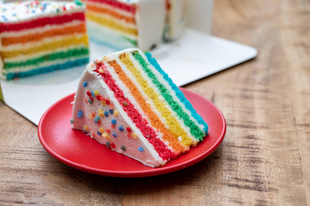 Kawałek świeżego pieczonego ciasta urodzinowego z bliska - Zdjęcie, obraz