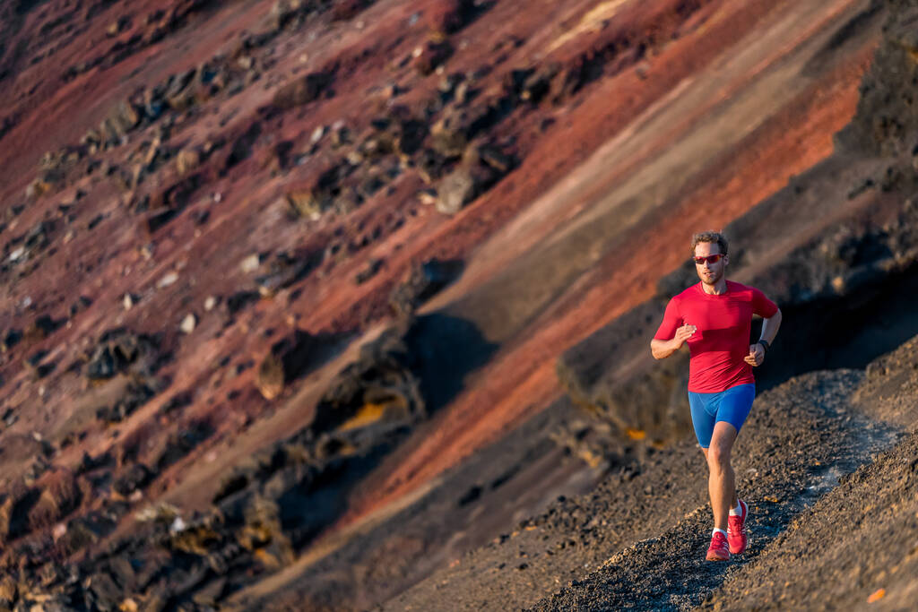 Camino del hombre corriendo en las montañas. Corredor en carrera al aire libre. Fitness y salud estilo de vida activo. - Foto, imagen
