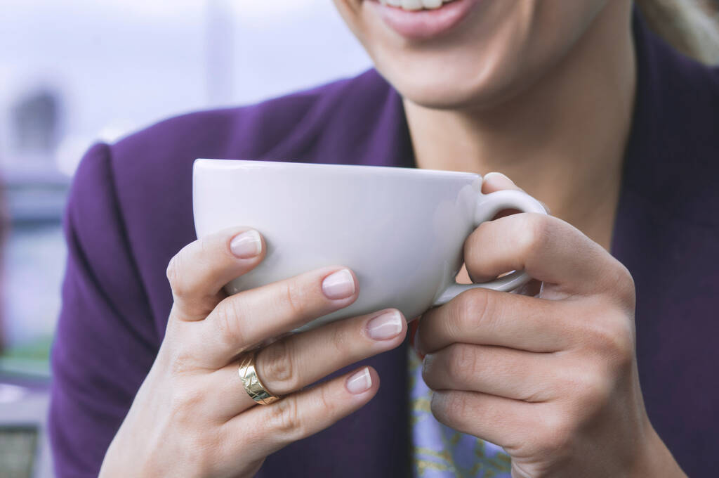 девушка пьет кофе с капучино в кафе - Фото, изображение