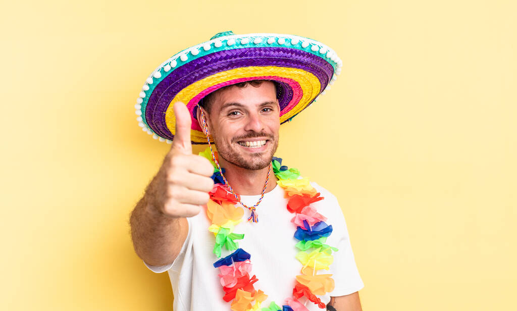 若いハンサムな男は誇りを感じ、親指を上げて積極的に笑顔。メキシカン・パーティーのコンセプト - 写真・画像