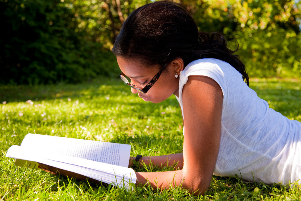 Молодой студент читает книги в школьном парке
 - Фото, изображение