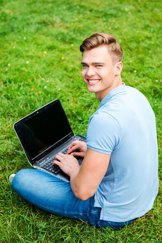 człowiek siedzi na trawie z laptopa - Zdjęcie, obraz