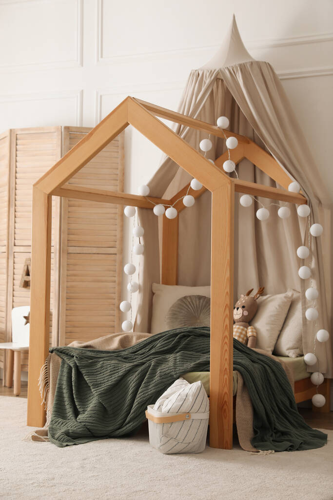 Κομψό παιδικό δωμάτιο εσωτερικό με ξύλινο σπίτι κρεβάτι - Φωτογραφία, εικόνα