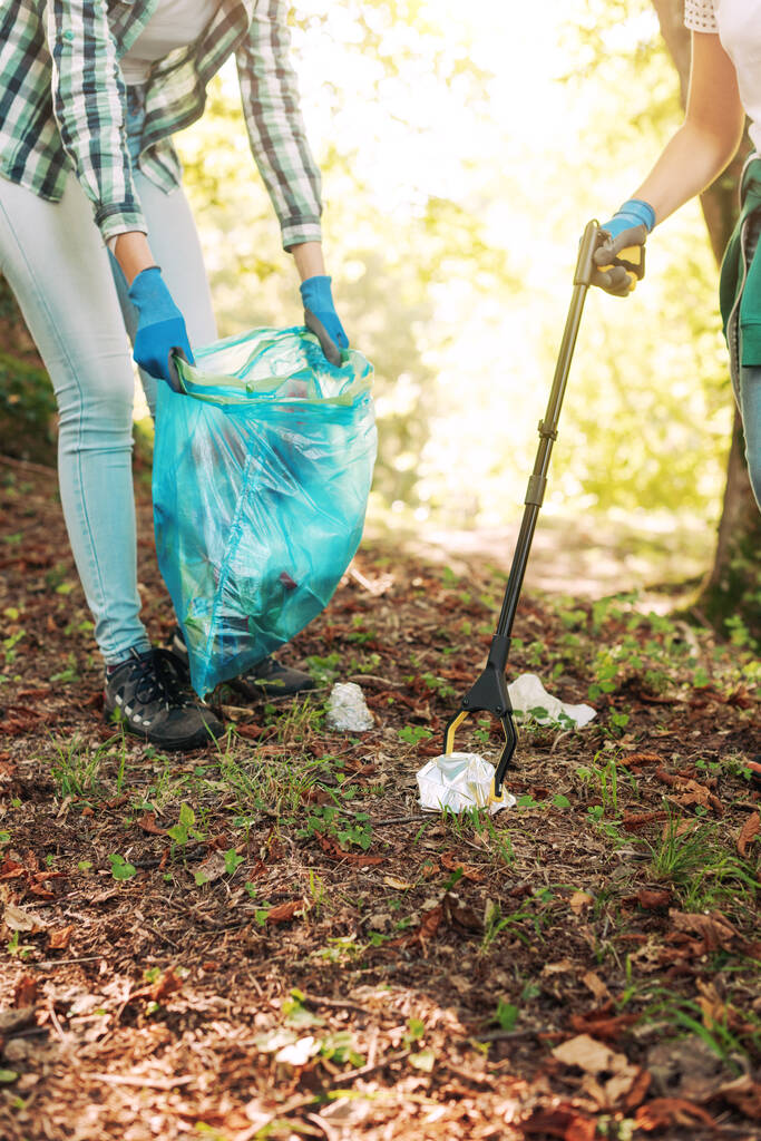 Очистка волонтеров сбор отходов в лесу, концепция охраны окружающей среды - Фото, изображение