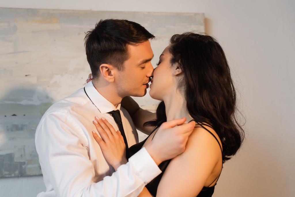 joven y apasionada pareja besándose en casa  - Foto, Imagen