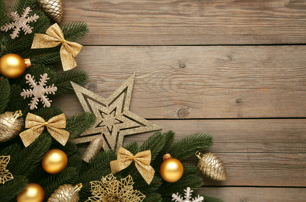 Boże Narodzenie lub Nowy Rok złote dekoracje na szarym tle. Widok z góry - Zdjęcie, obraz