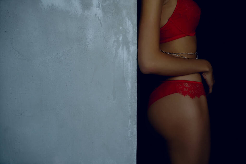 sexy jeune femme en lingerie rouge. pas de visage - Photo, image