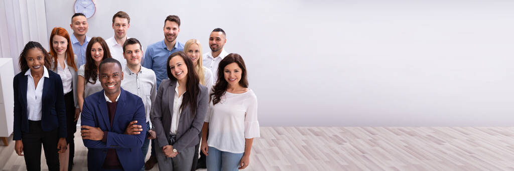 Szczęśliwa Grupa Biznesmenów stojących w biurze - Zdjęcie, obraz