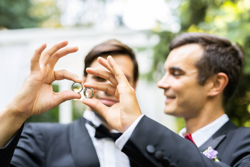 Homoszexuális pár, akik saját esküvőjüket ünneplik - LBGT pár az esküvői ceremónián, koncepciók az inkluzivitásról, LMBTQ közösség és társadalmi méltányosság - Fotó, kép