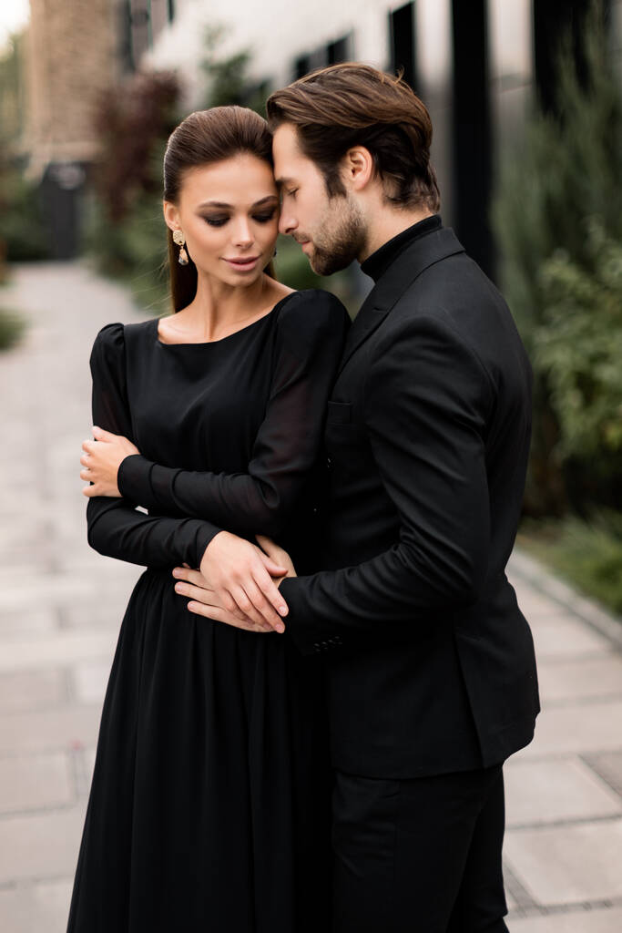 joven pareja enamorada posando en la calle  - Foto, imagen