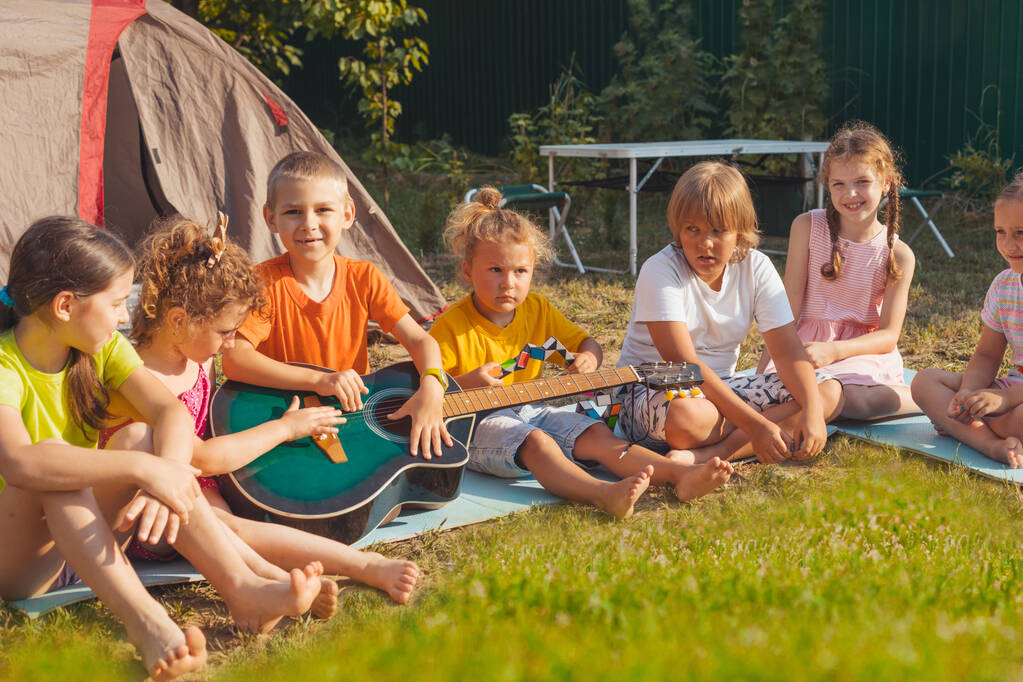 i bambini si divertono insieme nel cortile - Foto, immagini