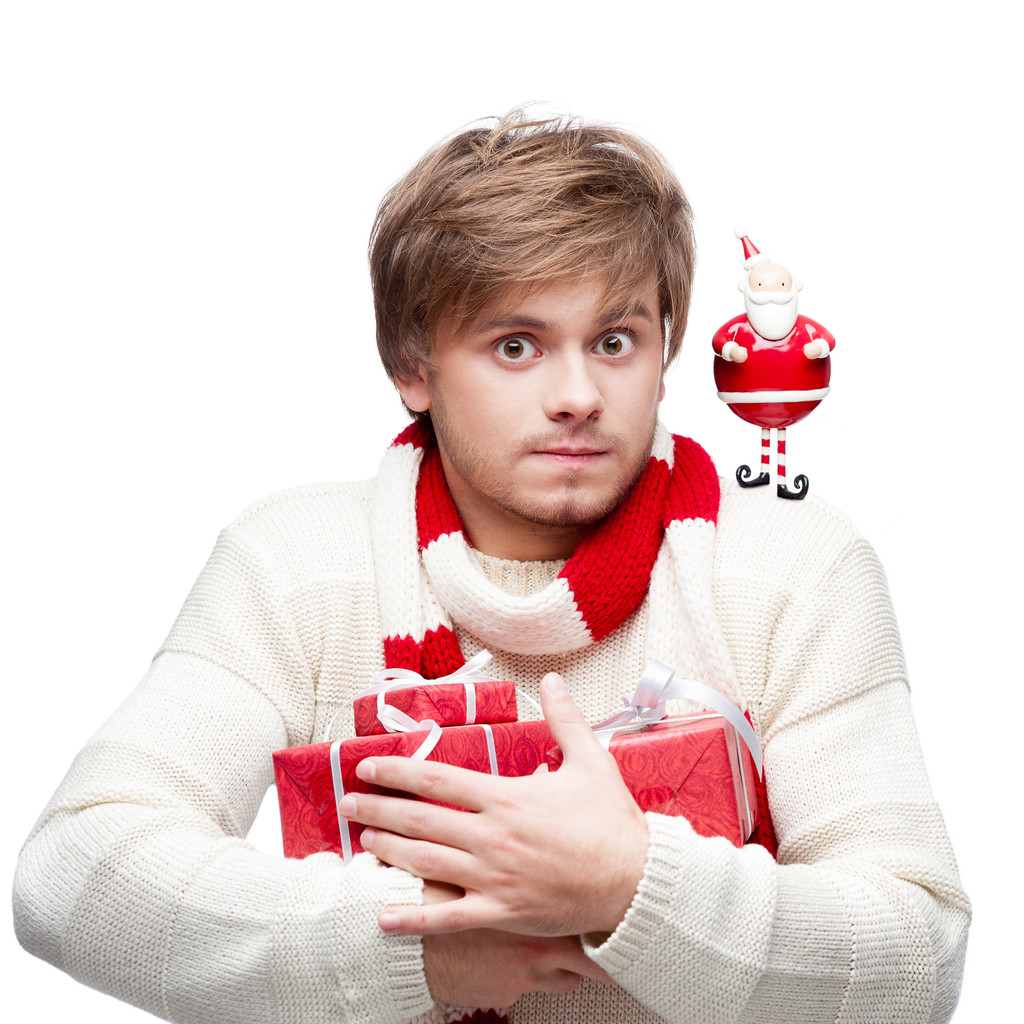 mladý legrační muž drží vánoční dárky - Fotografie, Obrázek