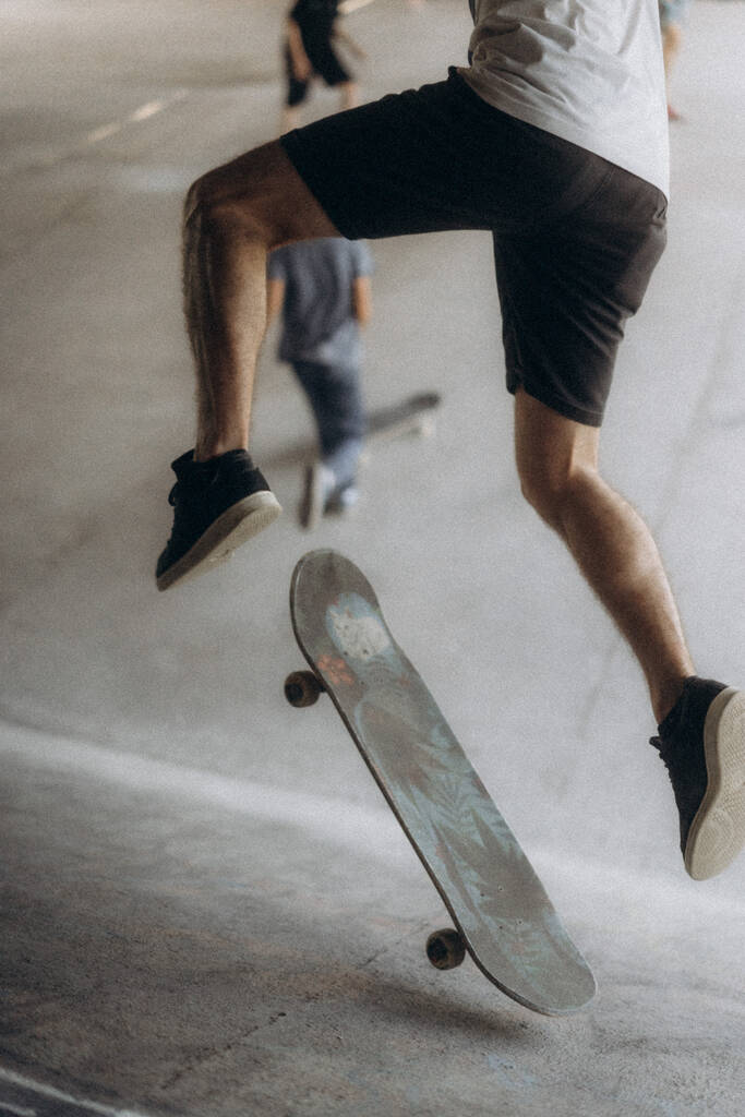 SARAJEVO, BOSNIA A HERZEGOVINA - 20. června 2021: Teenager je skateboarding ve skateparku pod mostem v Sarajevu, Bosna a Hercegovina - Fotografie, Obrázek