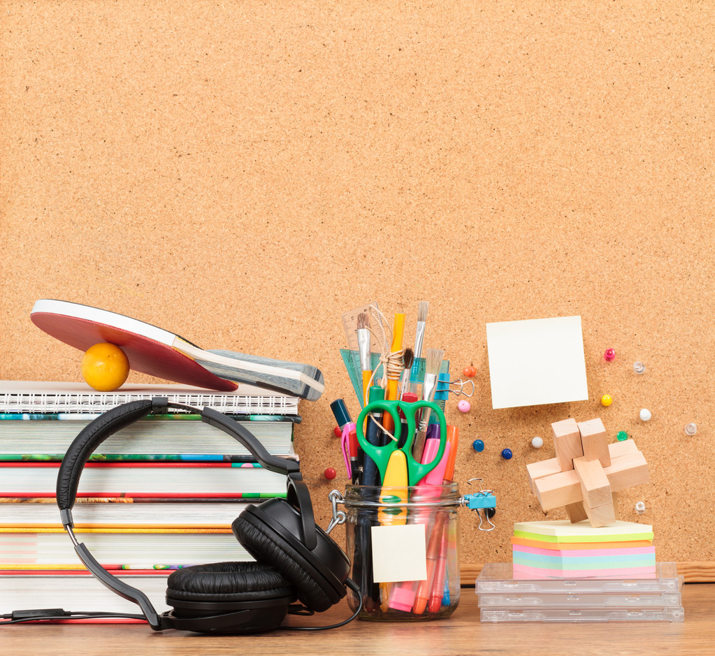 Accessoires scolaires sur bureau avec tableau blanc dans le backgro
 - Photo, image