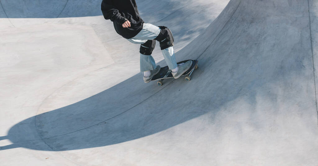 Катання на лижах на відкритому повітрі. Катання на ковзанах в міському бетонному скейтпарку
 - Фото, зображення
