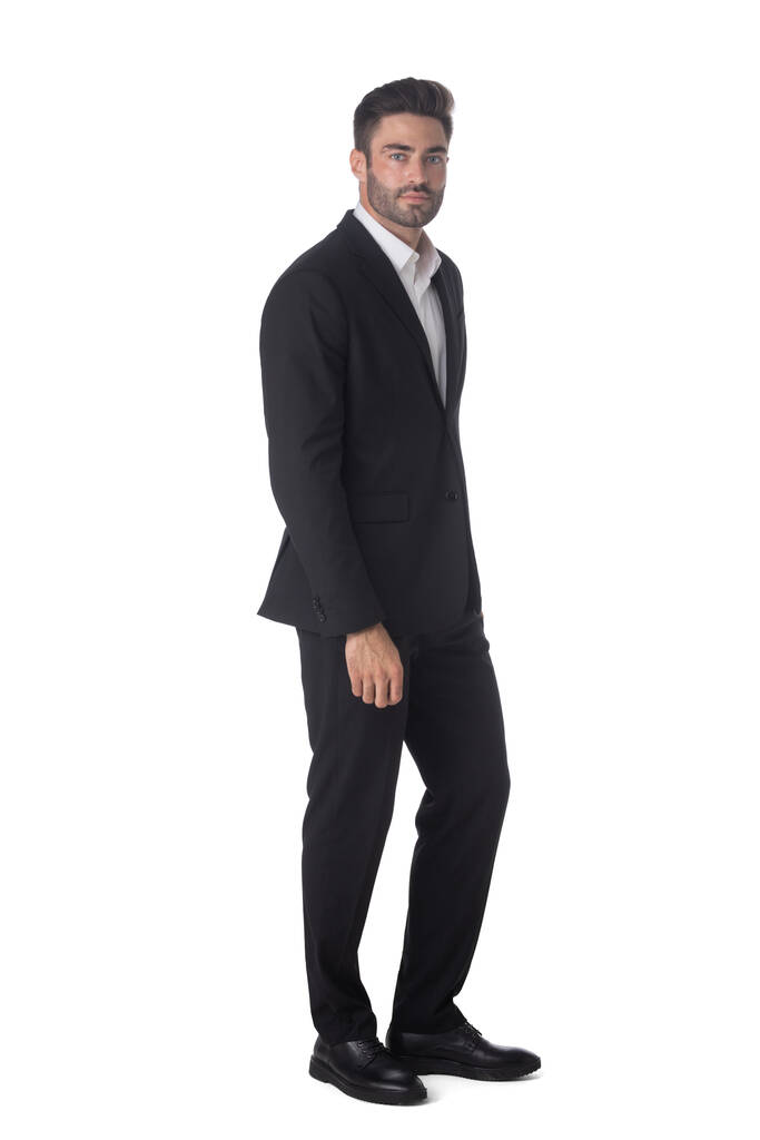 Retrato de comprimento total de jovem homem de negócios bonito em estúdio terno preto isolado no fundo branco - Foto, Imagem