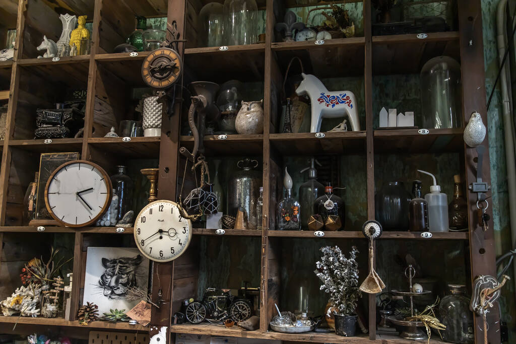 Bangkok, Thajsko - 26. června 2020: Nástěnné hodiny a sběratelské předměty na ručně dělané dřevěné polici v obývacím pokoji ve stylu Vintage. Selektivní zaměření. - Fotografie, Obrázek