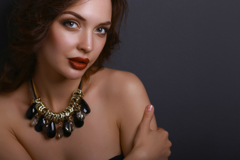 Portret van jonge mooie vrouw met sieraden - Foto, afbeelding