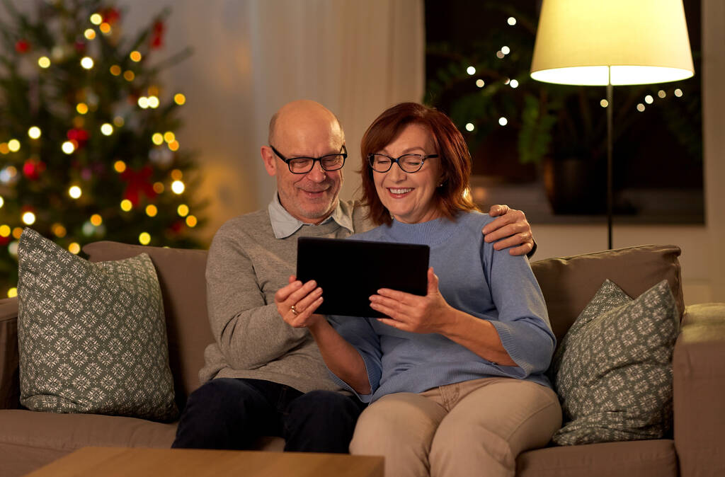 pareja de ancianos con tablet pc en casa en Navidad - Foto, Imagen
