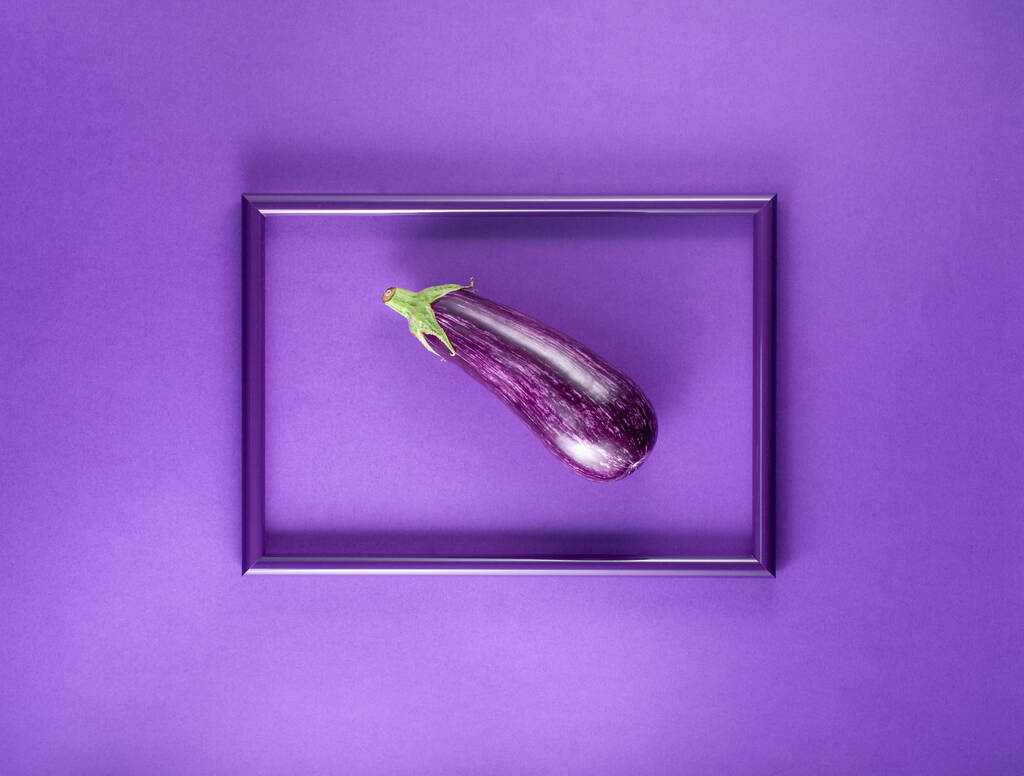 Frisch gesundes rohes Purple Aubergine auf einem violetten Tisch im Rahmen. Das Konzept des Diätmenüs. - Foto, Bild