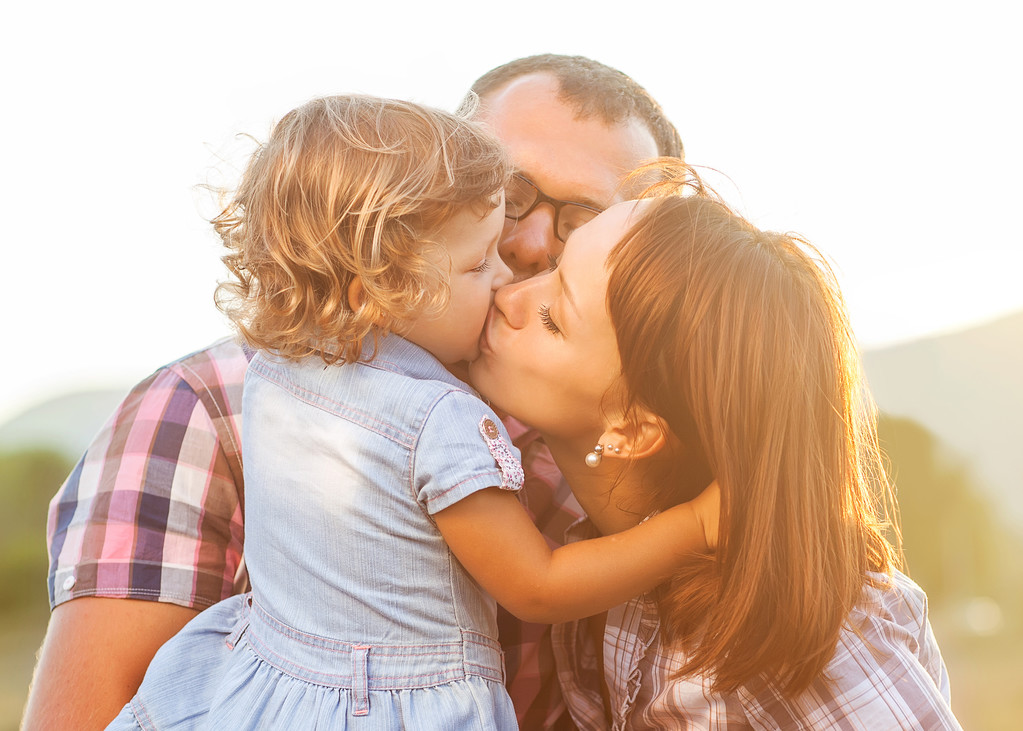 Папа, мама и дочь целуются
 - Фото, изображение
