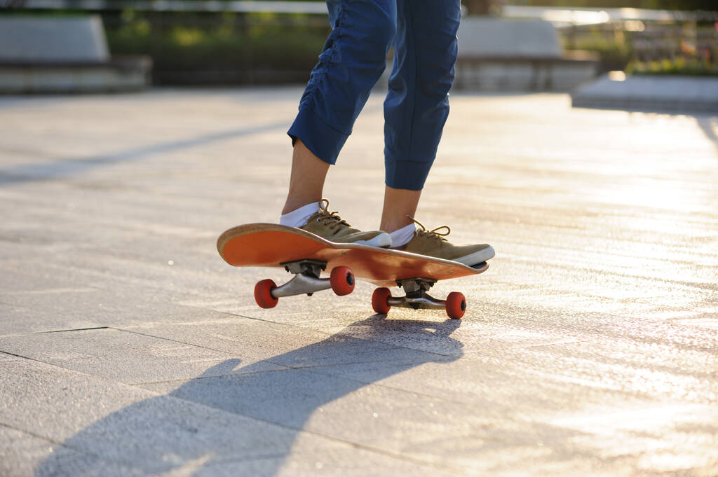 Skateboarder skate ao ar livre na cidade - Foto, Imagem