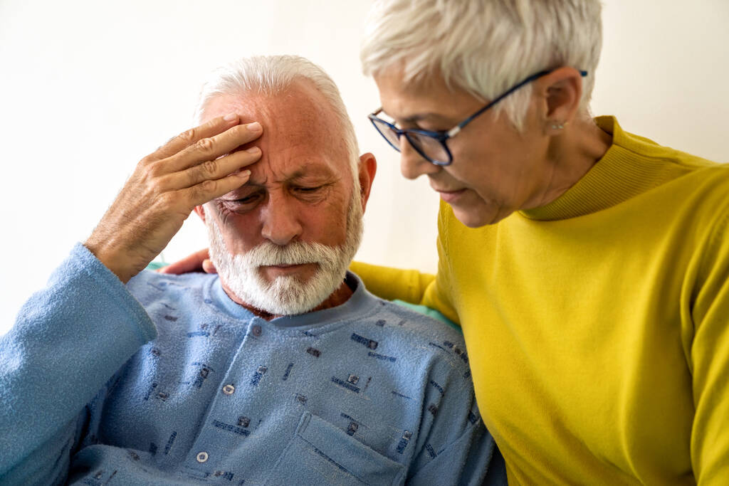 Reifes verliebtes Paar. Glückliche Seniorin besucht ihren Mann auf der Krankenstation. Gesundheitsleute unterstützen Konzept - Foto, Bild
