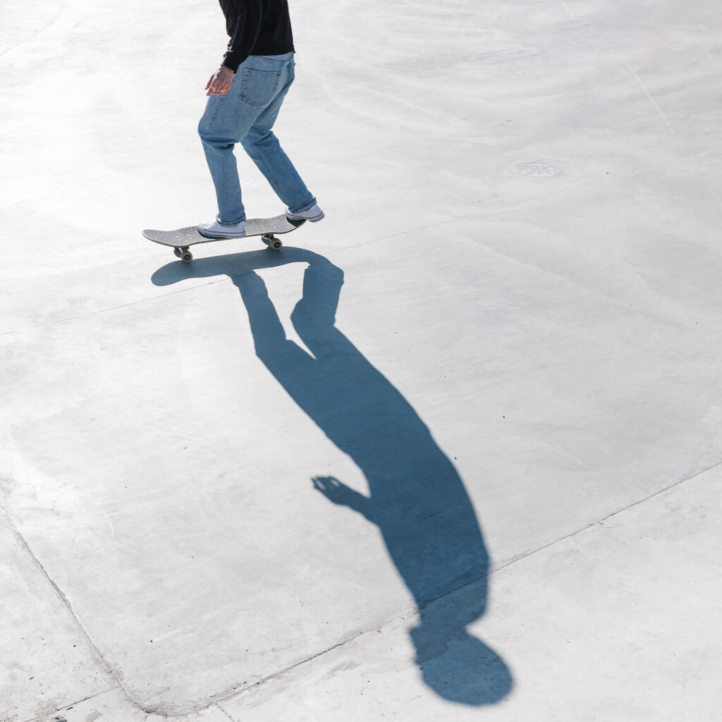 スケートパークの屋外でスケートに乗る - 写真・画像