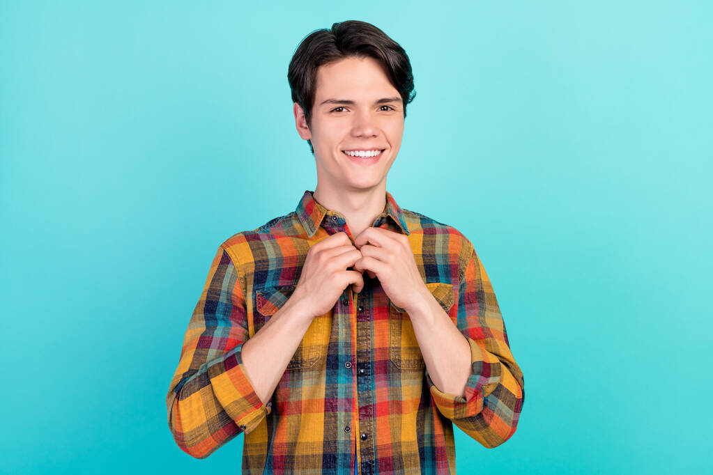 明るいです自信のあるボーイフレンド男の写真ボタン襟の摩耗再生シャツ孤立アクアマリン色の背景 - 写真・画像