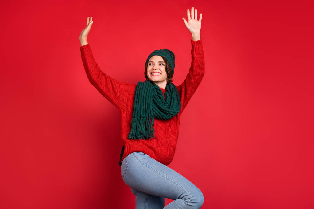 Профиль стороне фото молодой женщины счастливой позитивной улыбкой размахивая рукой Привет Рождество изолированы на красный цвет фона - Фото, изображение