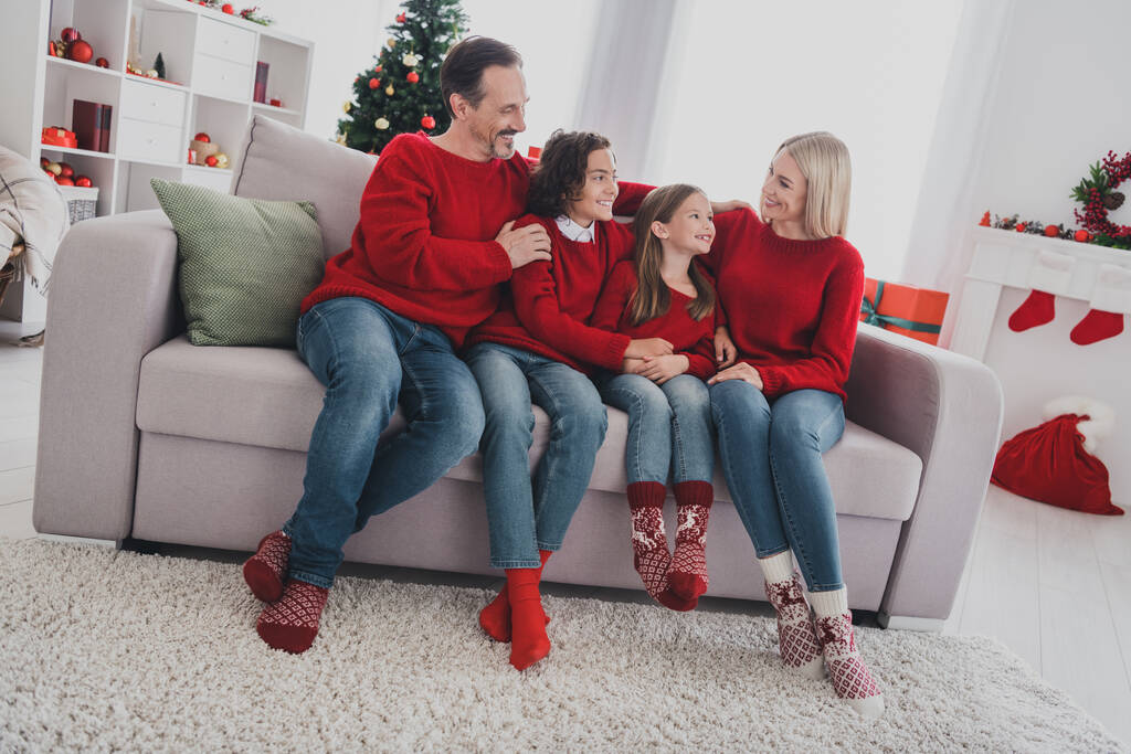 Muotokuva houkutteleva huolellinen iso täysin iloinen perhe vaimo aviomies istuu sohvalla äiti isä halailu joulukuussa kotona sisätiloissa - Valokuva, kuva