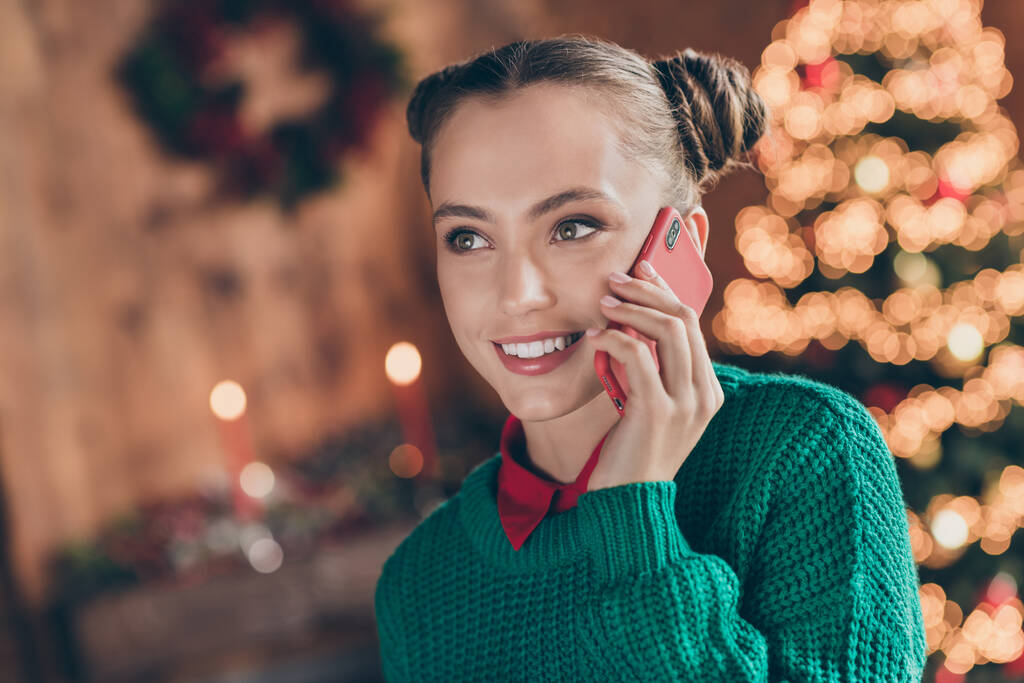 Fénykép a fiatal csinos lány beszélni beszélni mobiltelefon online kívánság boldog karácsonyi hangulatot mágia beltérben - Fotó, kép
