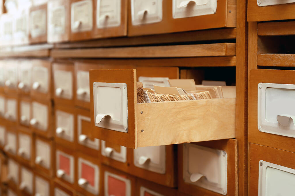 Widok z bliska szuflad katalogów kart bibliotecznych - Zdjęcie, obraz