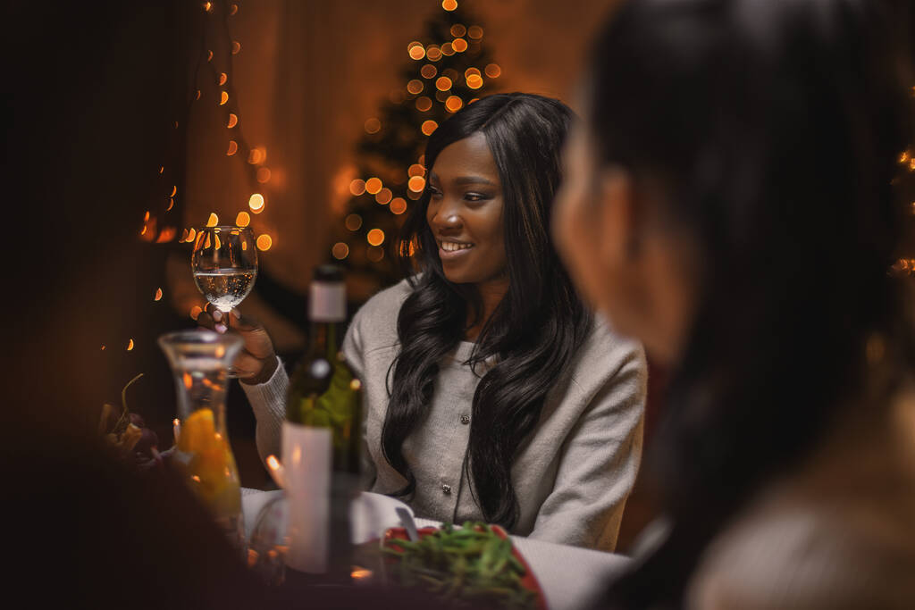 glückliche Frau mit einem Glas Wein auf der Weihnachtsfeier - Foto, Bild