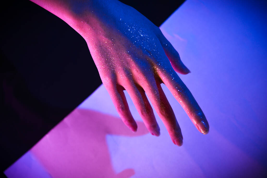 lähikuva sinitaustaisen naisen kädestä - Valokuva, kuva