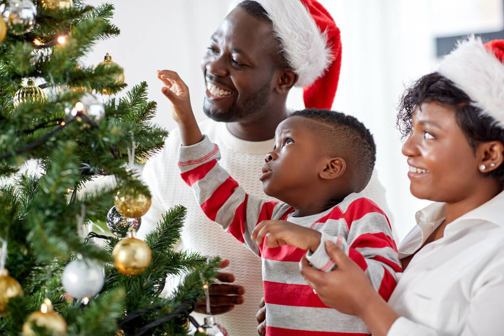 gelukkig familie versieren kerstboom thuis - Foto, afbeelding