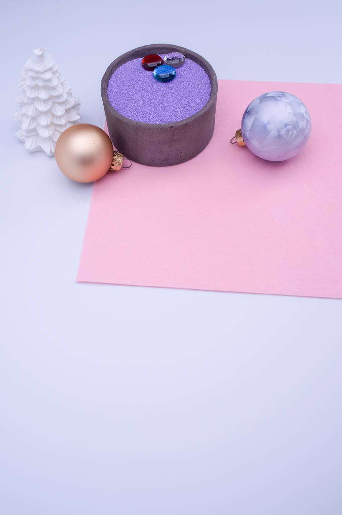 βάζο με χρωματιστή άμμο και χριστουγεννιάτικη διακόσμηση μπάλα σε λευκό φόντο με αντίγραφο χώρο - Φωτογραφία, εικόνα